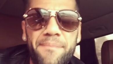 Dani Alves hace su particular versión de 'La Bicicleta' 