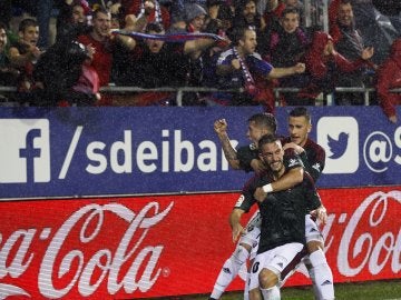Los jugadores del Osasuna celebran el gol de Roberto Torres ante el Eibar
