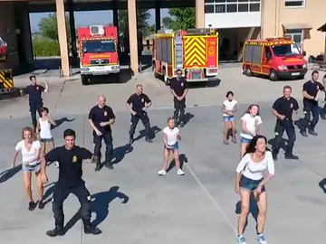 'Flashmob' de los bomberos de Villaviciosa de Odón 'Flashmob' de los bomberos de Villaviciosa de Odón