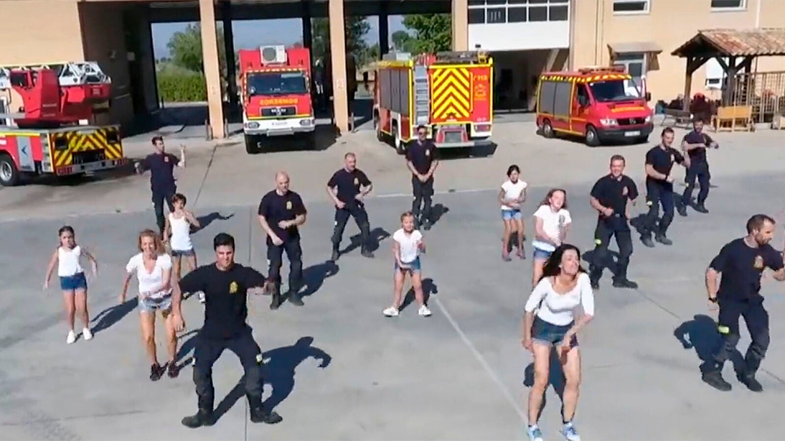 Un grupo de bomberos graba un 'flashmob' solidario para dar a conocer una enfermedad rara