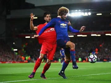 Fellaini y Emre Can disputan el balón Fellaini y Emre Can disputan el balón