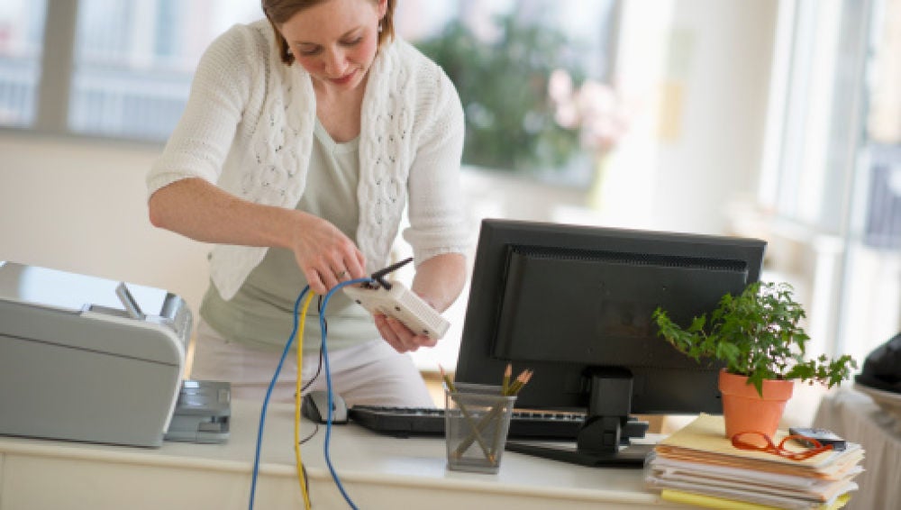Mujer conectando un router