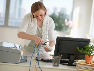 Mujer conectando un router Mujer conectando un router