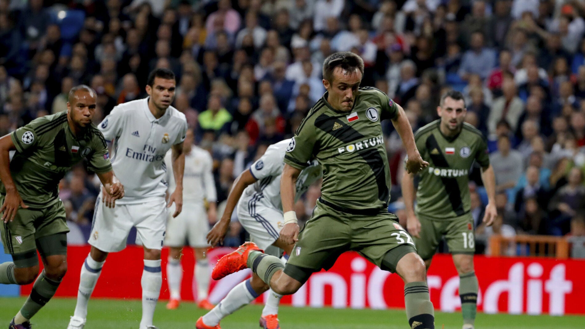 Radovic marca de penalti para el Legia de Varsovia