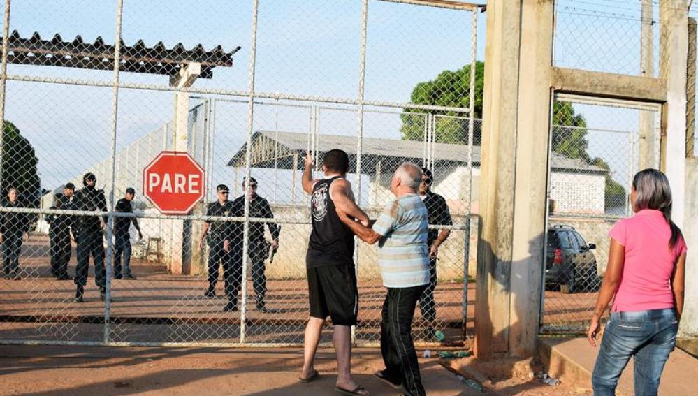  Familiares de reclusos a las afueras de la Penitenciaria Agrícola de Monte Cristo, donde ocurrió un motín que dejó al menos 10 presos 