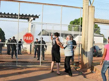 Familiares de reclusos a las afueras de la Penitenciaria Agrícola de Monte Cristo, donde ocurrió un motín que dejó al menos 10 presos Familiares de reclusos a las afueras de la Penitenciaria Agrícola de Monte Cristo, donde ocurrió un motín que dejó al menos 10 presos