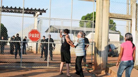  Familiares de reclusos a las afueras de la Penitenciaria Agr&iacute;cola de Monte Cristo, donde ocurri&oacute; un mot&iacute;n que dej&oacute; al menos 10 presos 