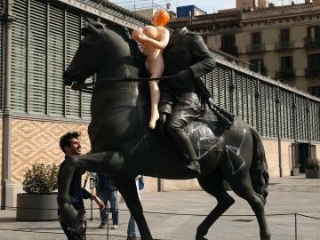 La escultura decapitada de Franco con una muñeca inflable