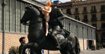 La escultura decapitada de Franco con una muñeca inflable