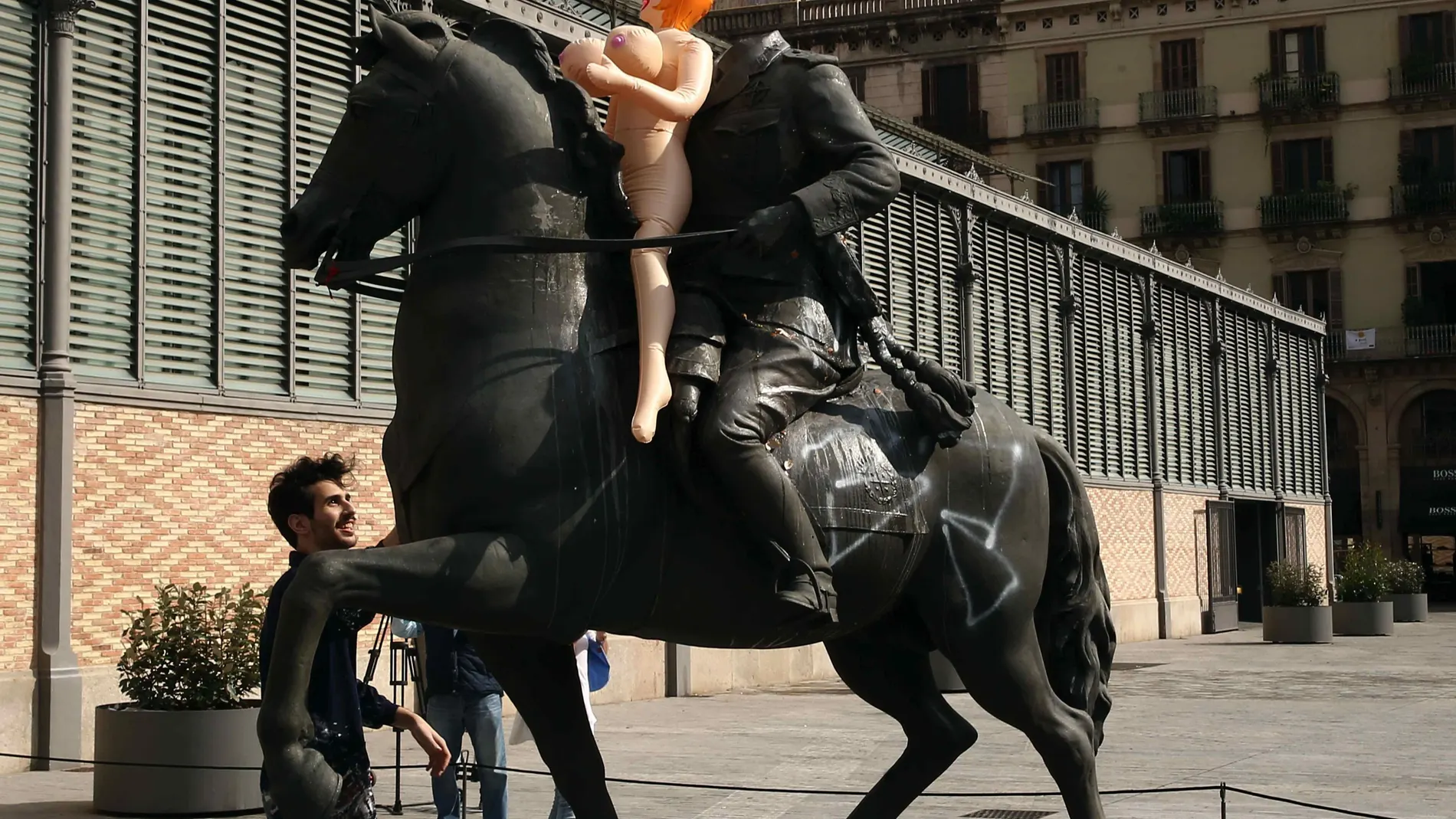 La escultura decapitada de Franco con una muñeca inflable La escultura decapitada de Franco con una muñeca inflable