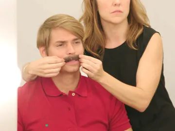 Carla descubre Carlos Baute era el camarero de su bar de confianza Carla descubre Carlos Baute era el camarero de su bar de confianza