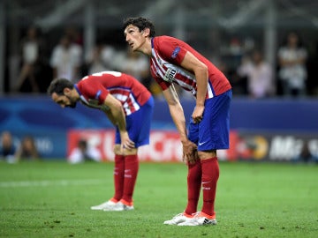 Savic junto a Juanfran en un partido del Atlético de Madrid