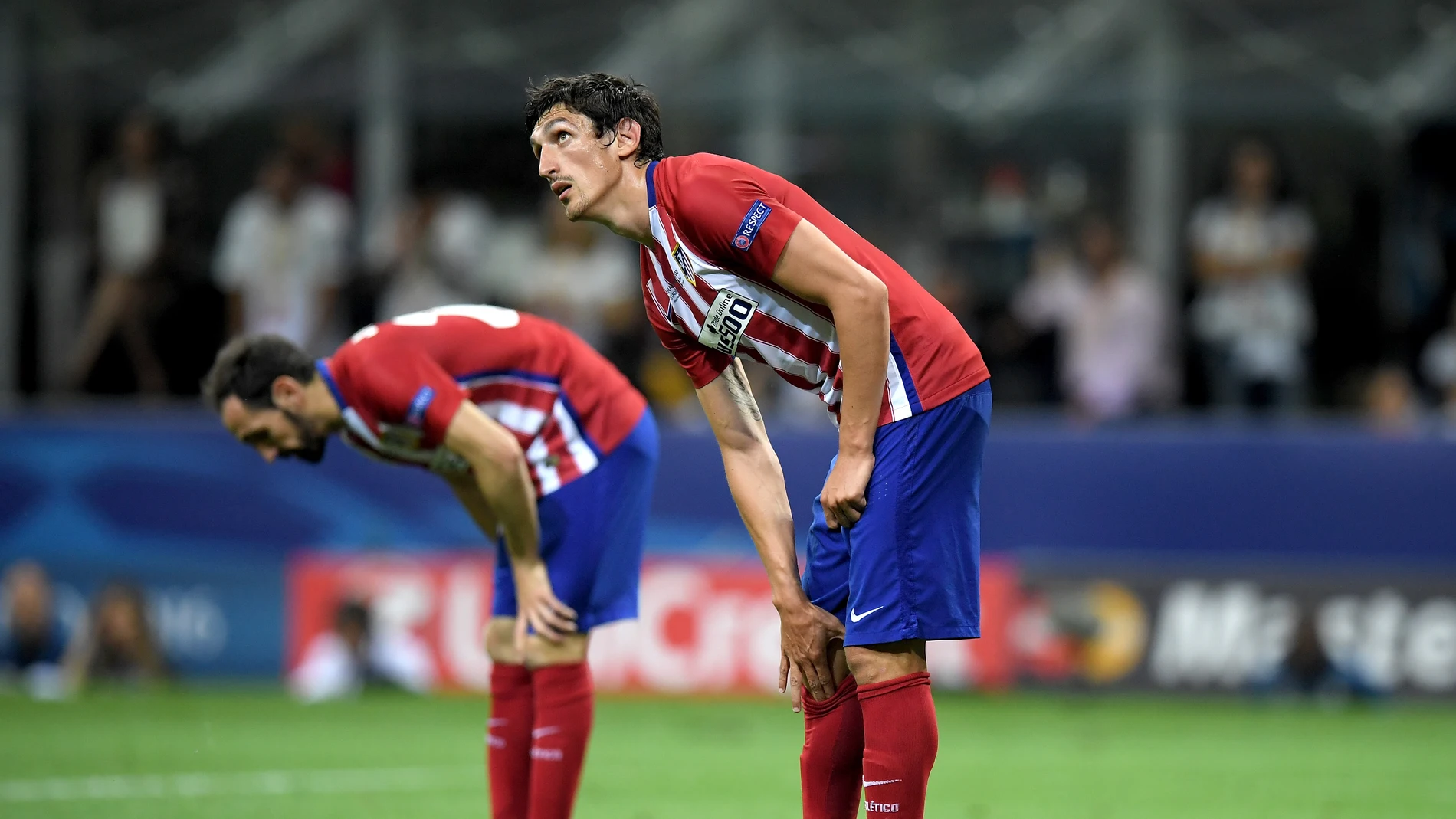 Savic junto a Juanfran en un partido del Atlético de Madrid