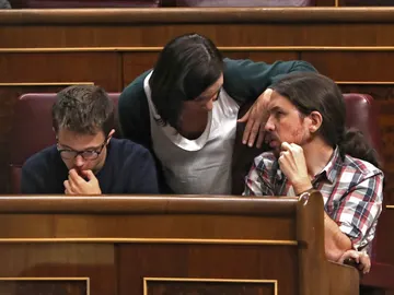 Íñigo Errejón, Carolina Bescansa y Pablo Iglesias, en el Congreso Íñigo Errejón, Carolina Bescansa y Pablo Iglesias, en el Congreso