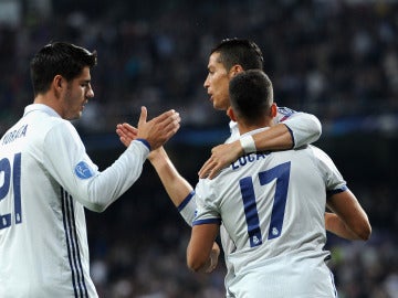 Morata y Cristiano Ronaldo celebran junto a Lucas Vázquez el gol del gallego