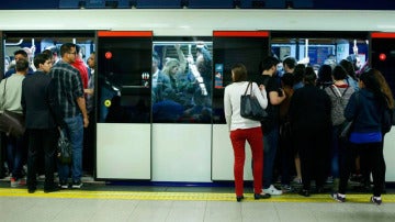 Un gran número de viajeros en un vagón de metro de Madrid