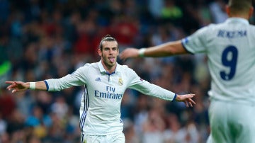 Gareth Bale celebra su gol ante el Legia de Varsovia