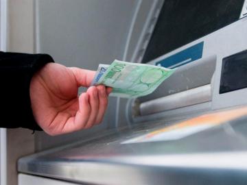 Un hombre saca euros de un cajero automático