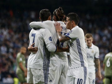 Los jugadores del Real Madrid se abrazan tras el gol de Bale