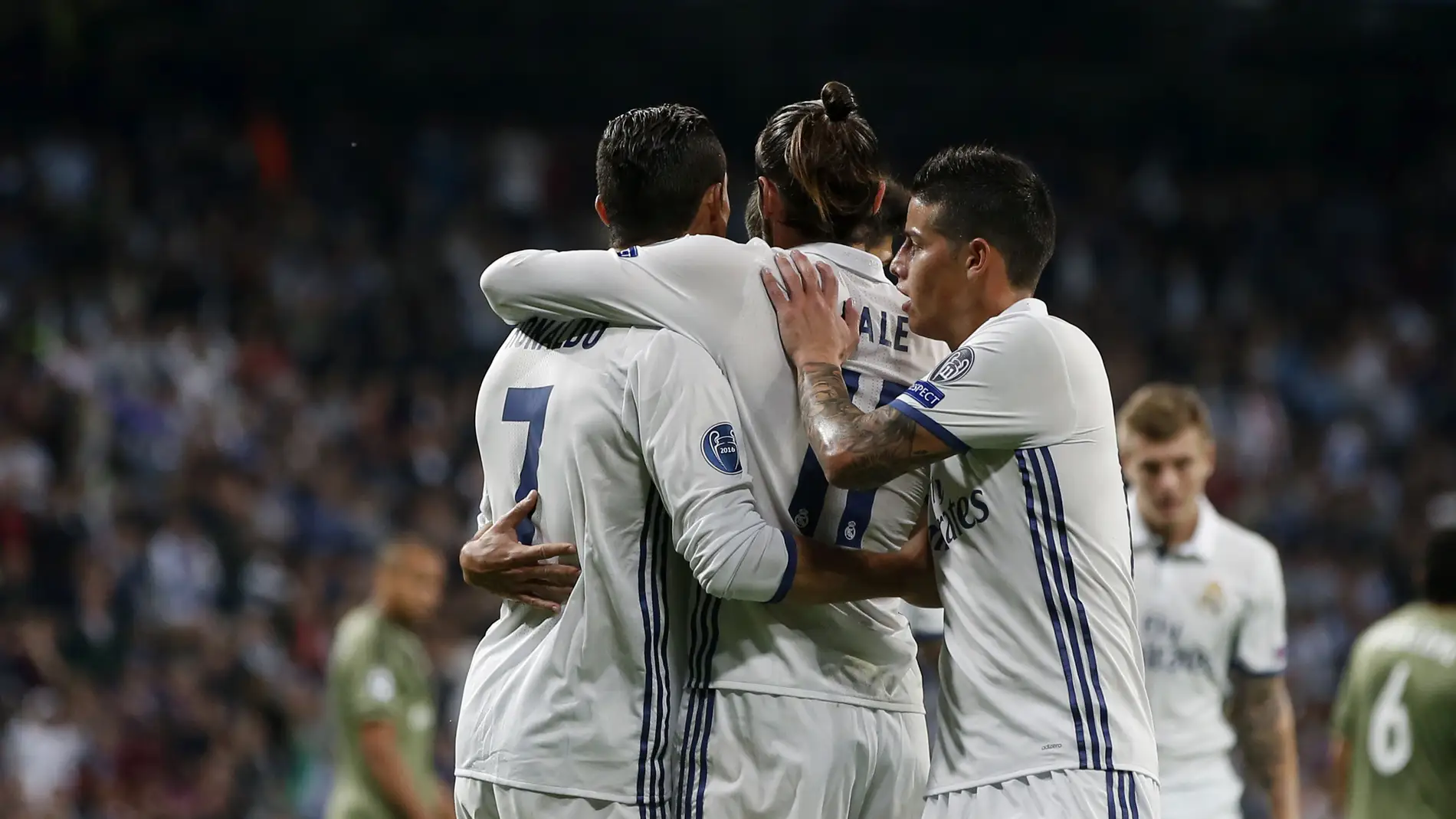 Los jugadores del Real Madrid se abrazan tras el gol de Bale