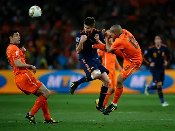 De Jong golpea en el pecho a Xabi Alonso De Jong golpea en el pecho a Xabi Alonso