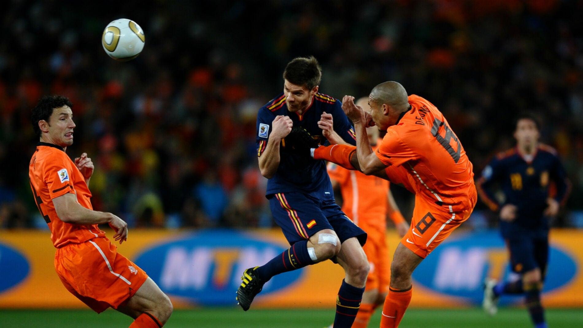 De Jong golpea en el pecho a Xabi Alonso