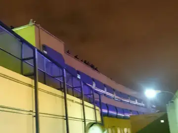 Medio centenar de inmigrantes en el tejado del Centro de Internamiento Medio centenar de inmigrantes en el tejado del Centro de Internamiento