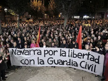 Cientos de personas se concentran en Pamplona en apoyo a la Guardia Civil Cientos de personas se concentran en Pamplona en apoyo a la Guardia Civil