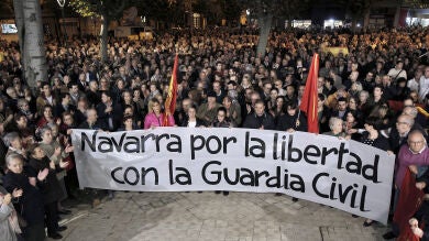 Centenares de personas se manifiestan en Pamplona en apoyo a los guardias civiles agredidos en Alsasua
