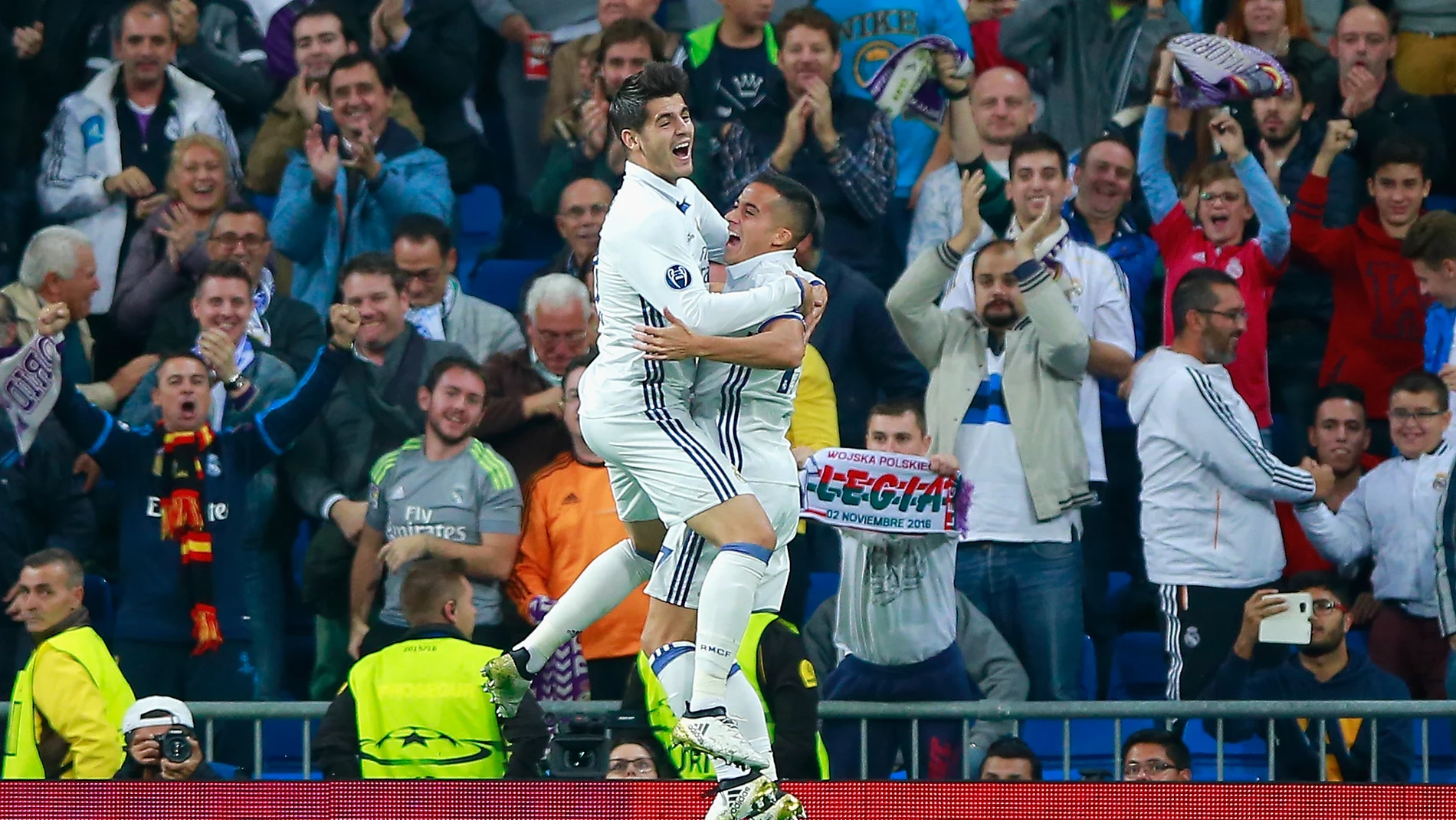 Álvaro Morata y Lúcas Vázquez abrazándose tras el gol del gallego
