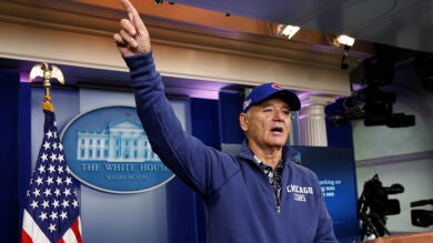 Bill Murray irrumpe en la Casa Blanca para dar sus pronósticos sobre los Chicago Cubs de béisbol