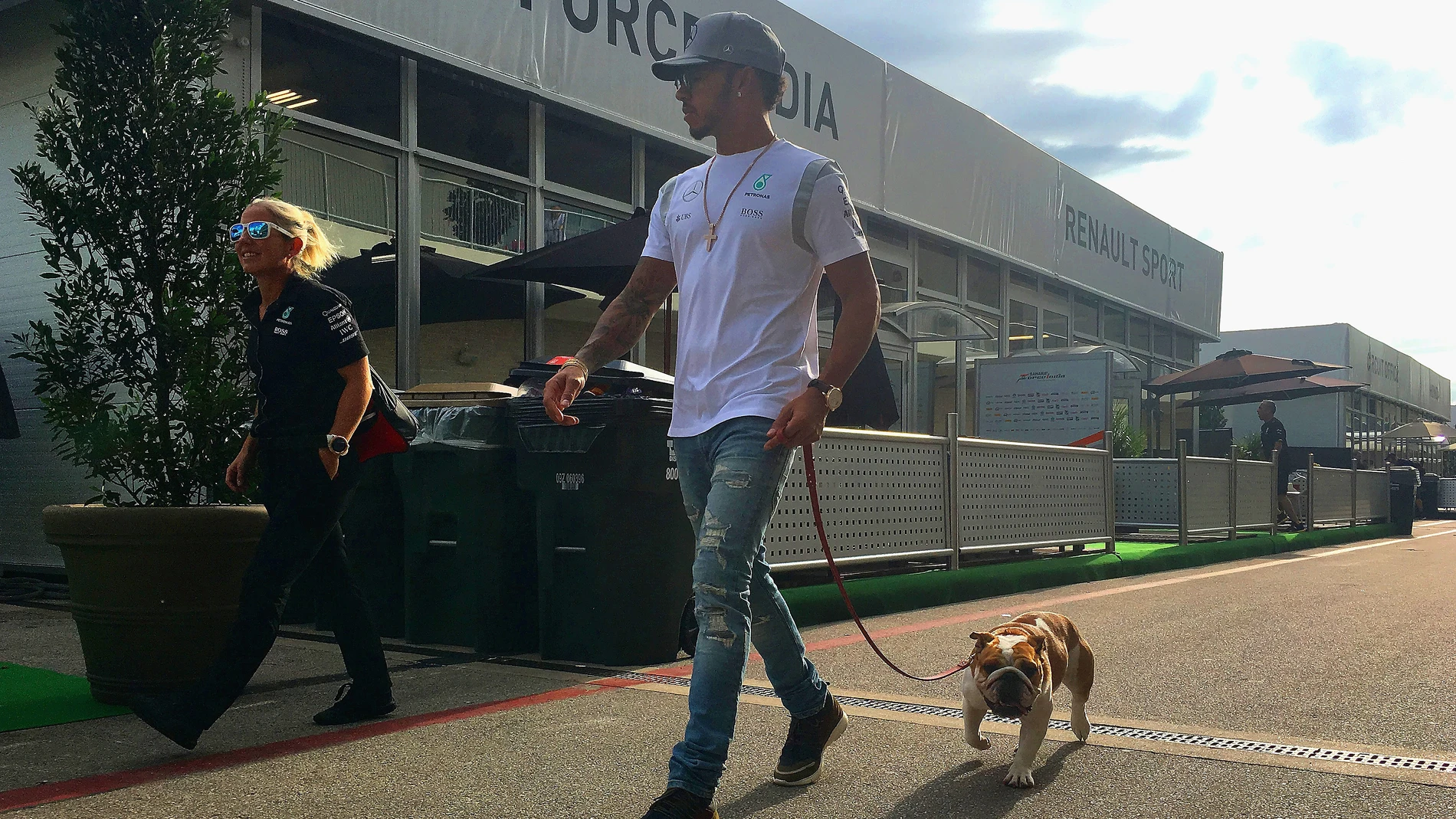 Hamilton, con Coco en el paddock de Austin