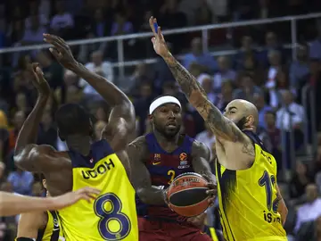 Rice intenta entrar a canasta ante la defensa del Fenerbahce Rice intenta entrar a canasta ante la defensa del Fenerbahce