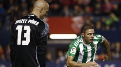 Un gol de falta de Felipe Gutiérrez da una victoria 'in extremis' al Betis en El Sadar