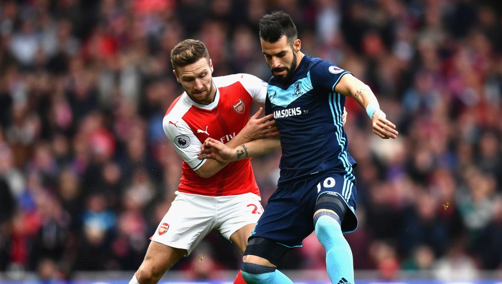 Negredo y Mustafi, en una disputa por el balón durante el Arsenal-Middlesbrough