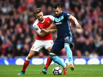 Negredo y Mustafi, en una disputa por el balón durante el Arsenal-Middlesbrough Negredo y Mustafi, en una disputa por el balón durante el Arsenal-Middlesbrough
