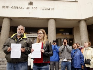 Representantes de la Coordinadora de Barrios y SOS Racismo Madrid apoyadas por la Coordinadora para la Prevención y Denuncia de la tortura