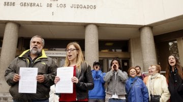 Representantes de la Coordinadora de Barrios y SOS Racismo Madrid apoyadas por la Coordinadora para la Prevención y Denuncia de la tortura