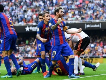 Leo Messi celebra el 2-3 en Mestalla