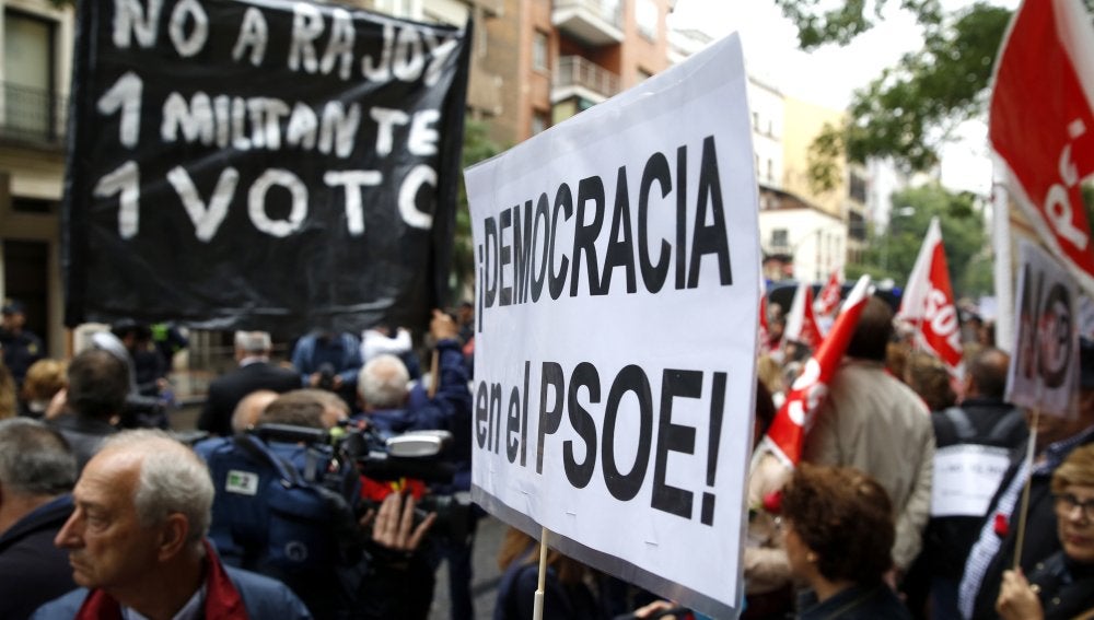 Varios centenares de personas se han concentrado frente la sede del PSOE en la calle de Ferraz para pedir que no se pronuncien a favor de una abstención 