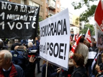 Varios centenares de personas se han concentrado frente la sede del PSOE en la calle de Ferraz para pedir que no se pronuncien a favor de una abstención 
