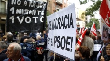 Varios centenares de personas se han concentrado frente la sede del PSOE en la calle de Ferraz para pedir que no se pronuncien a favor de una abstención 