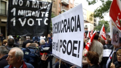 Centenares de personas piden el 'no' a Rajoy a las puertas de la sede del PSOE