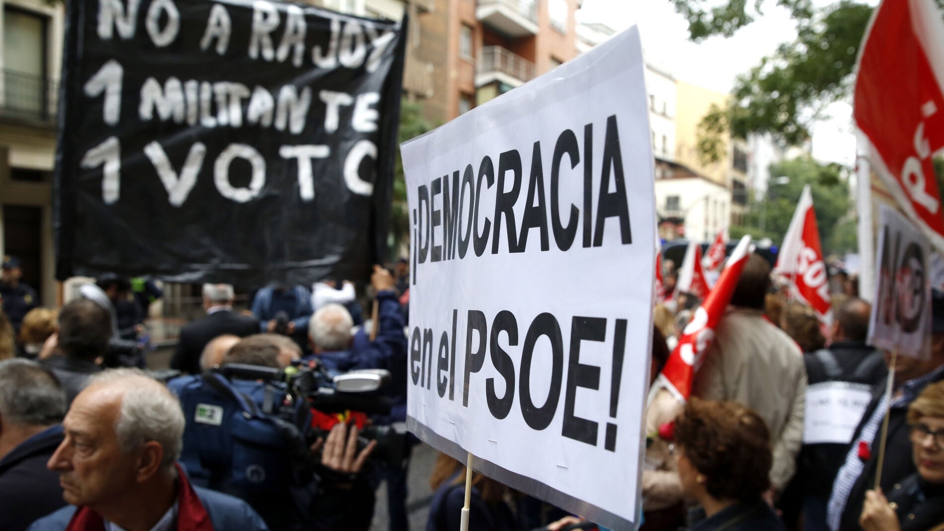 Varios centenares de personas se han concentrado frente la sede del PSOE en la calle de Ferraz para pedir que no se pronuncien a favor de una abstenci&oacute;n 