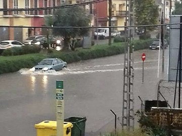 Una calle de Sevilla inundada por las intensas lluvias