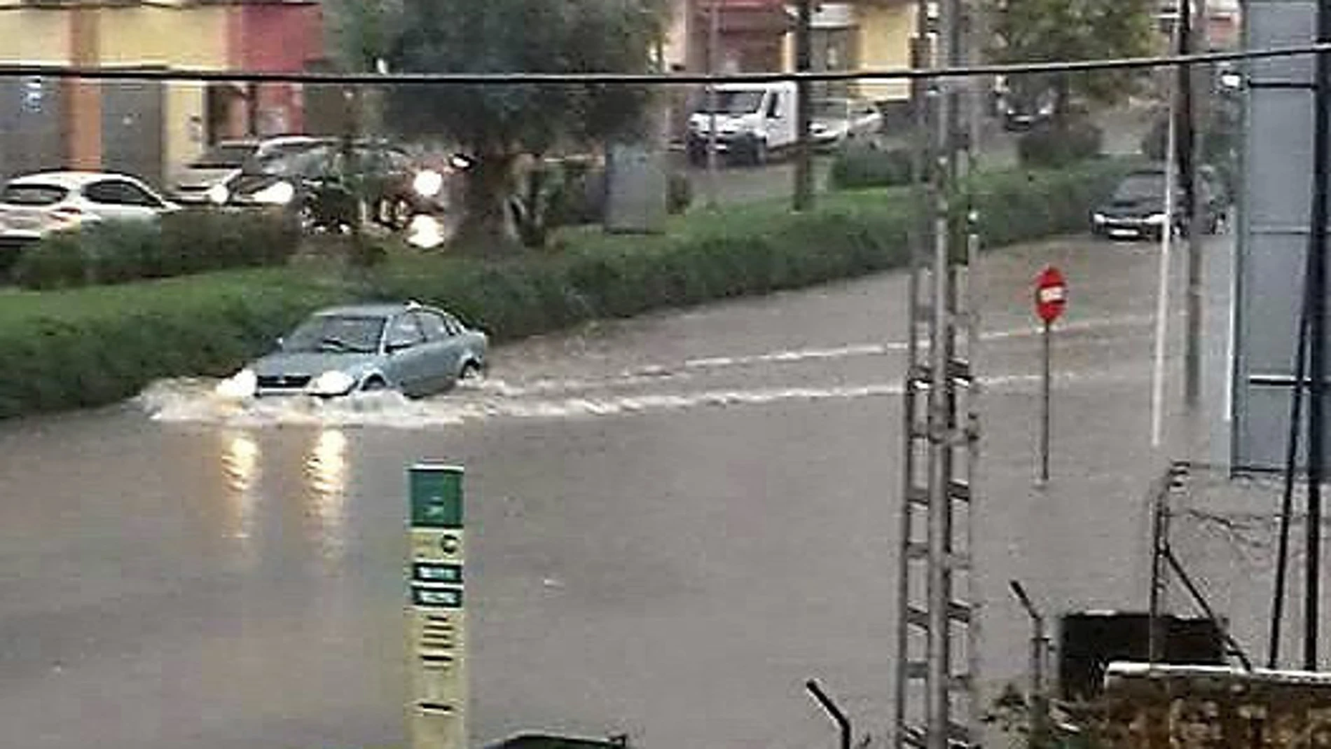 Una calle de Sevilla inundada por las intensas lluvias Una calle de Sevilla inundada por las intensas lluvias