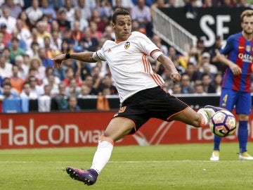 Rodrigo, a punto de marcar el segundo gol del Valencia ante el Barcelona