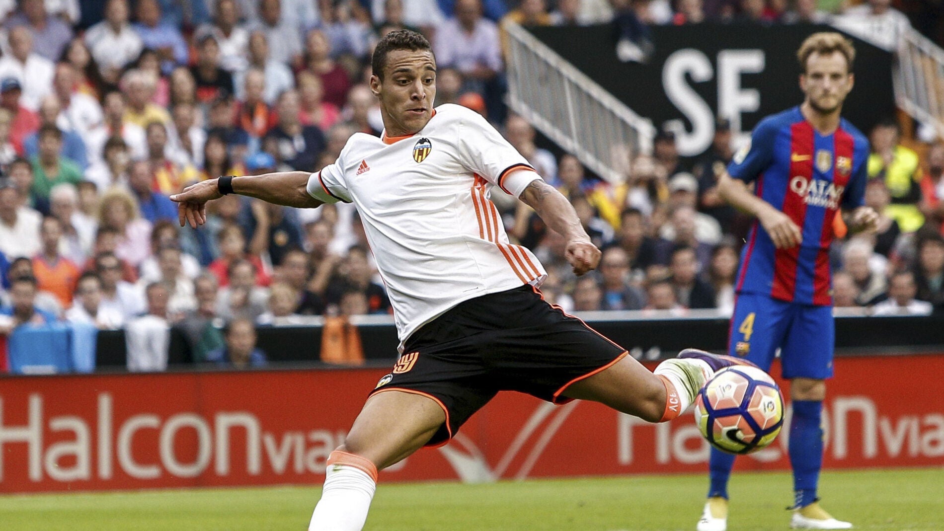 Rodrigo, a punto de marcar el segundo gol del Valencia ante el Barcelona