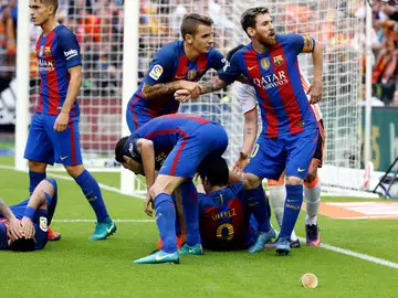 Messi se encara a la grada tras el botellazo a Neymar y Luis Suárez Messi se encara a la grada tras el botellazo a Neymar y Luis Suárez
