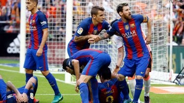 Messi se encara a la grada tras el botellazo a Neymar y Luis Suárez